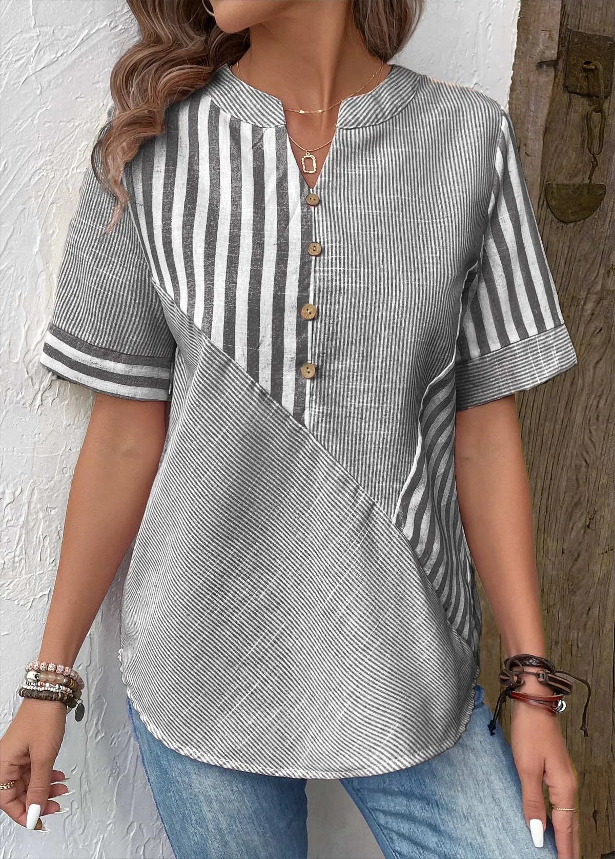 Effortlessly Elegant Shirt with a Timeless Design