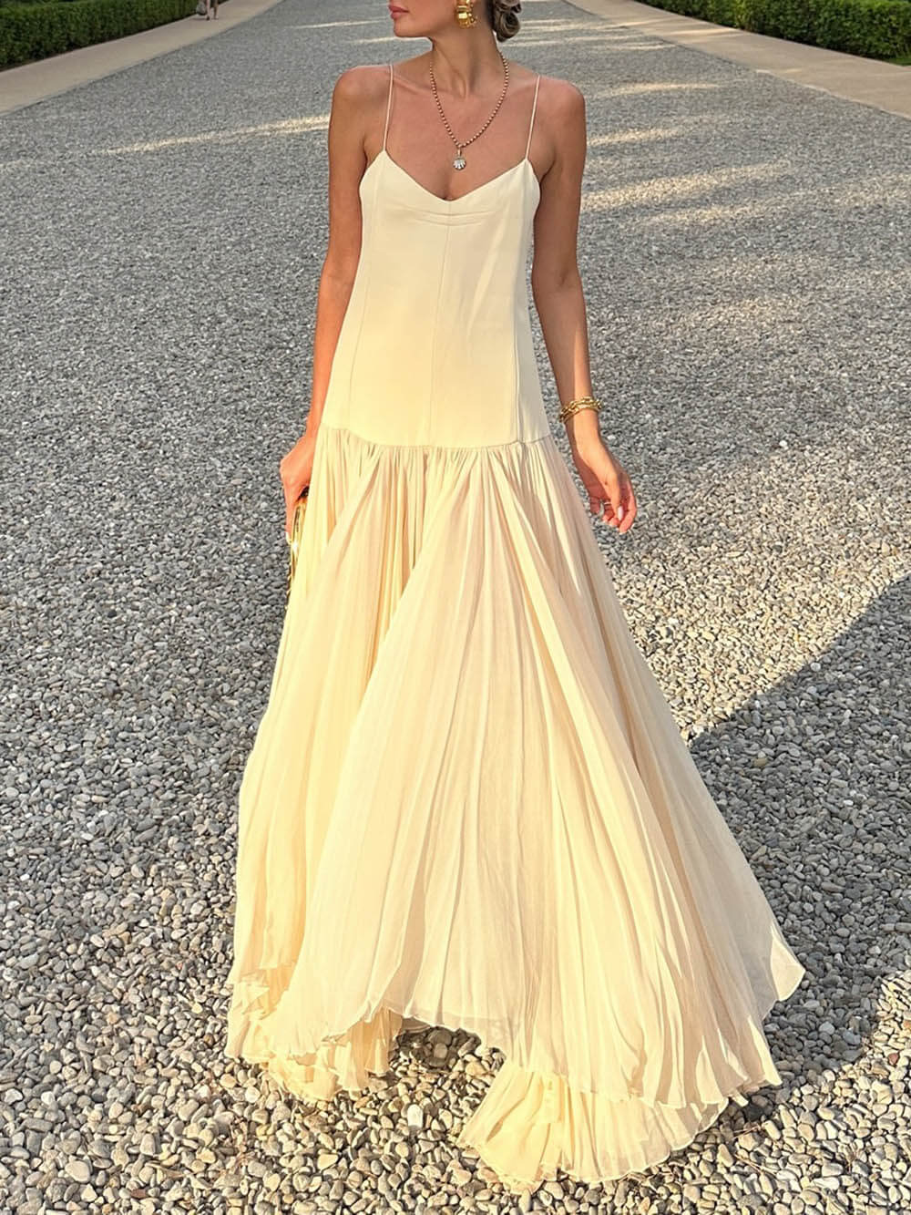 Effortlessly Elegant Dress with a Timeless Design
