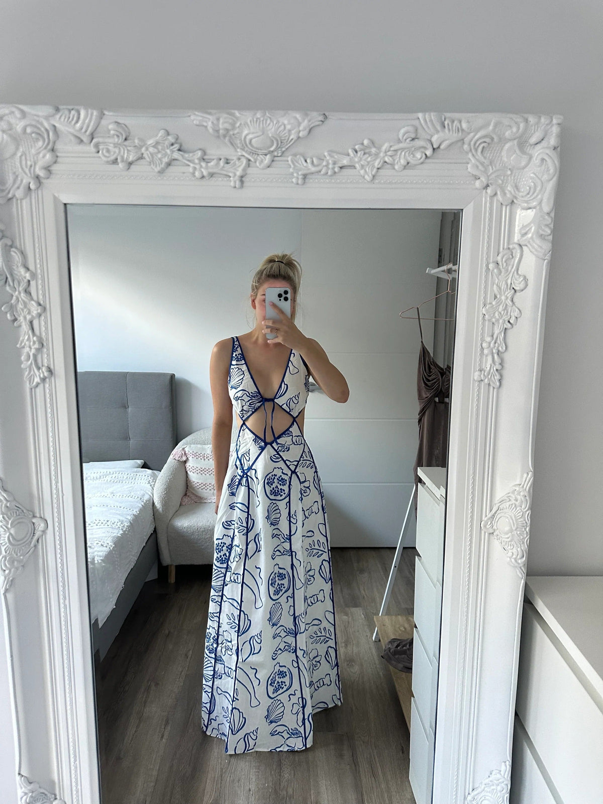 Effortlessly Elegant Dress with a Timeless Design