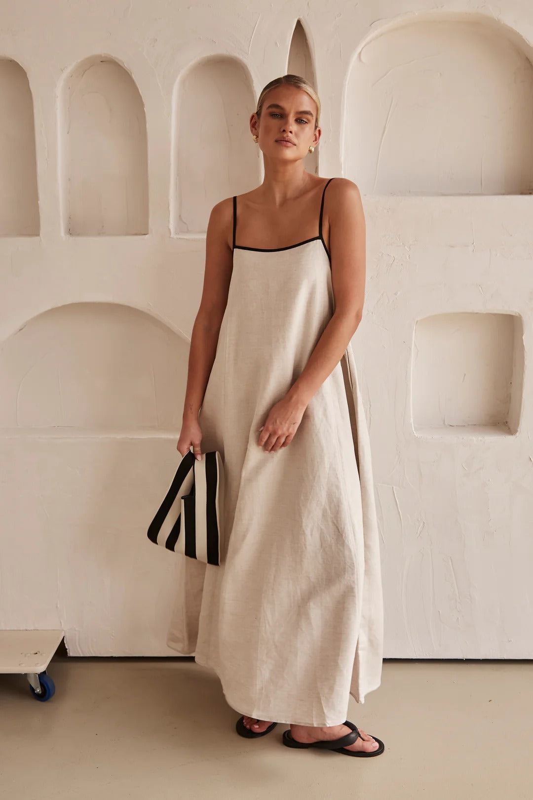 Effortlessly Elegant Dress with a Timeless Design