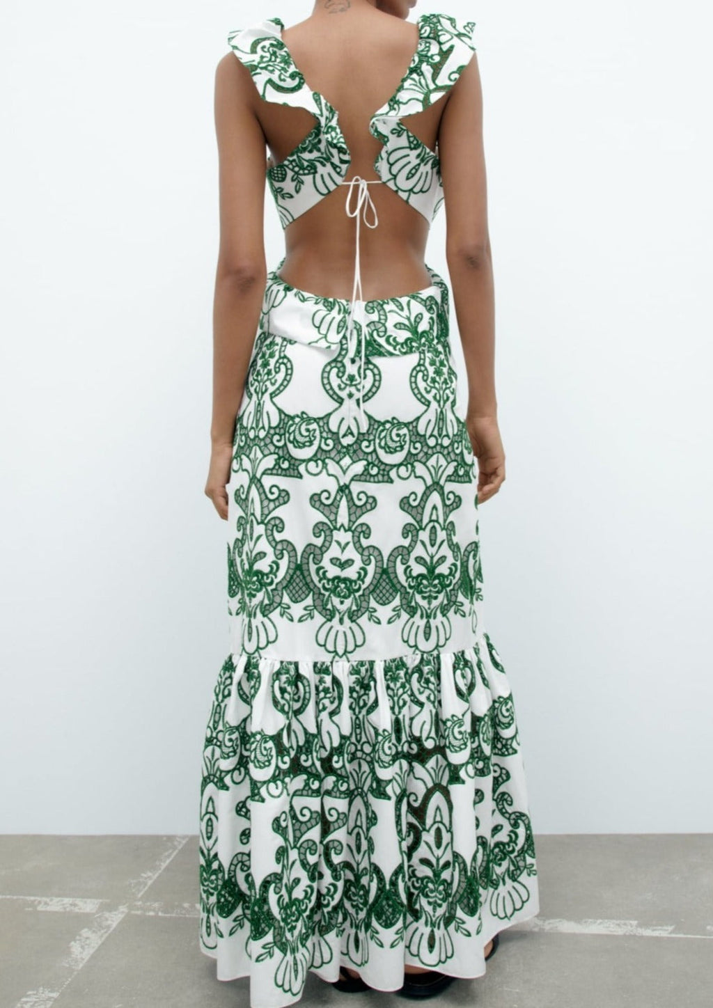 Beautifully Finished Dress in a Timeless Design