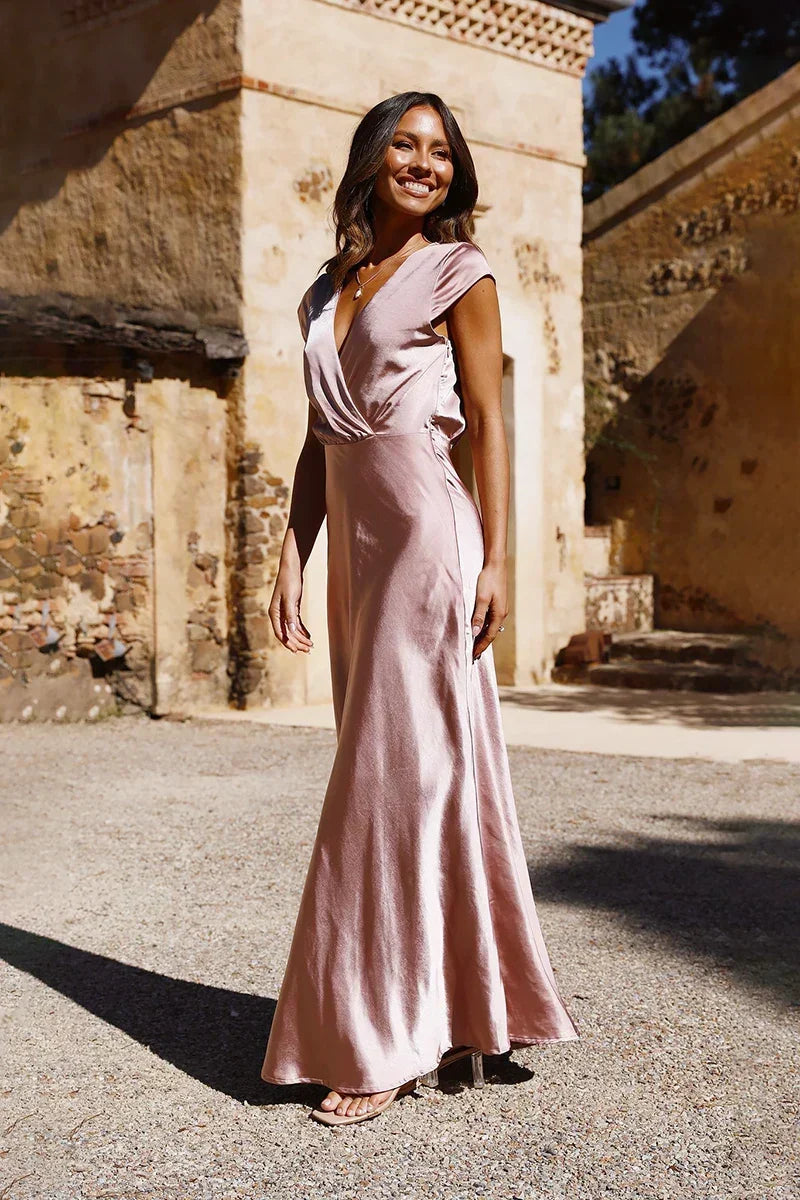 Effortlessly Elegant Dress with a Timeless Design