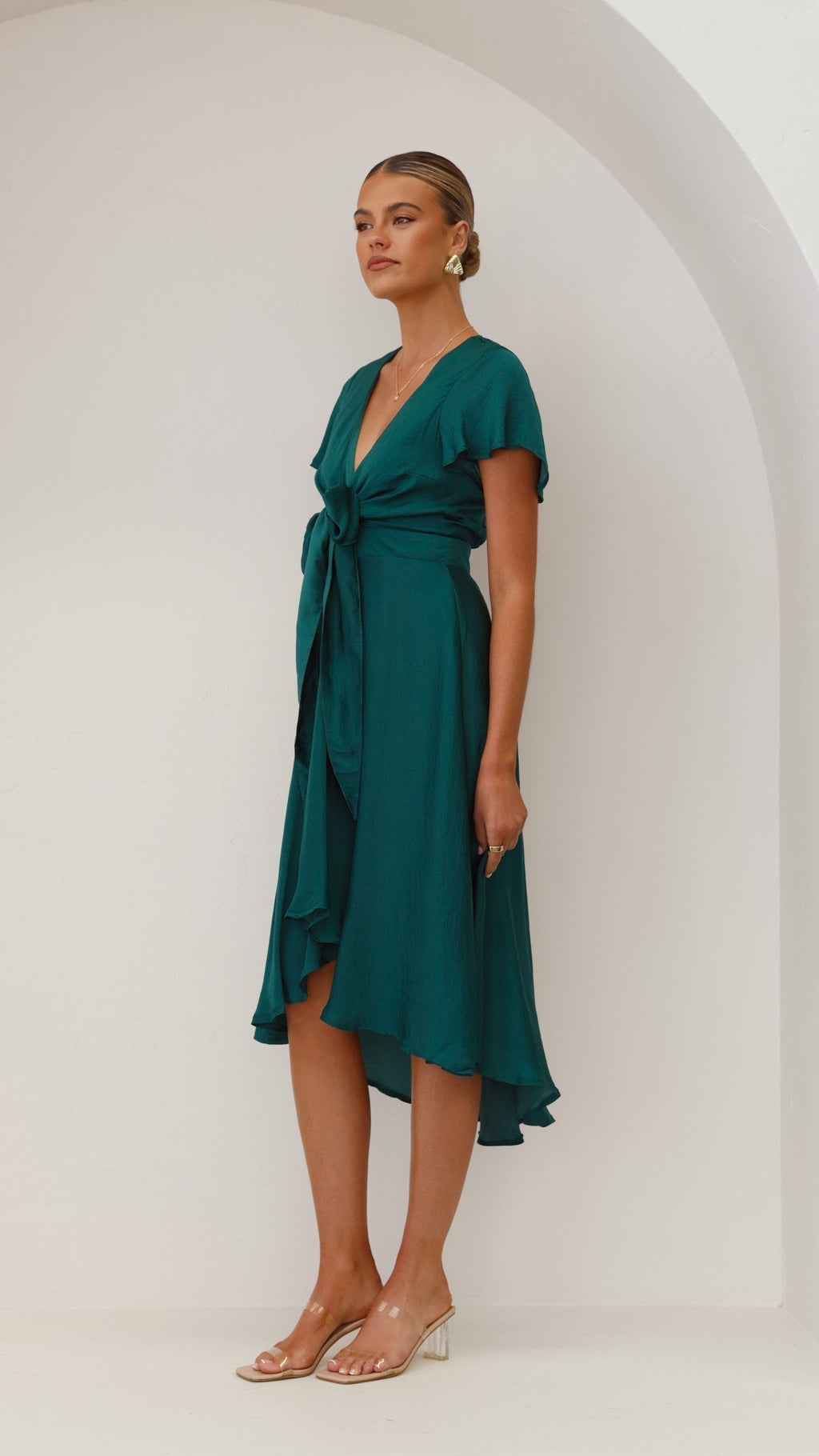 Effortlessly Elegant Dress with a Timeless Design