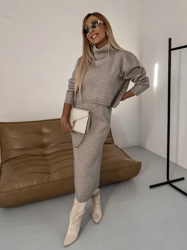Effortlessly Elegant Sweater with a Timeless Design