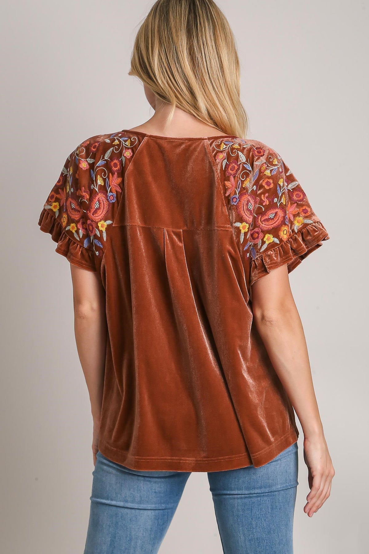 Effortlessly Elegant Blouse with a Timeless Design