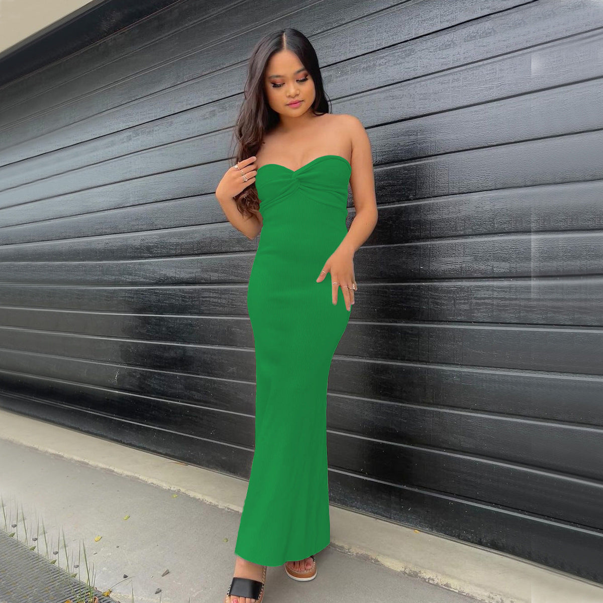 Beautifully Finished Dress in a Timeless Design