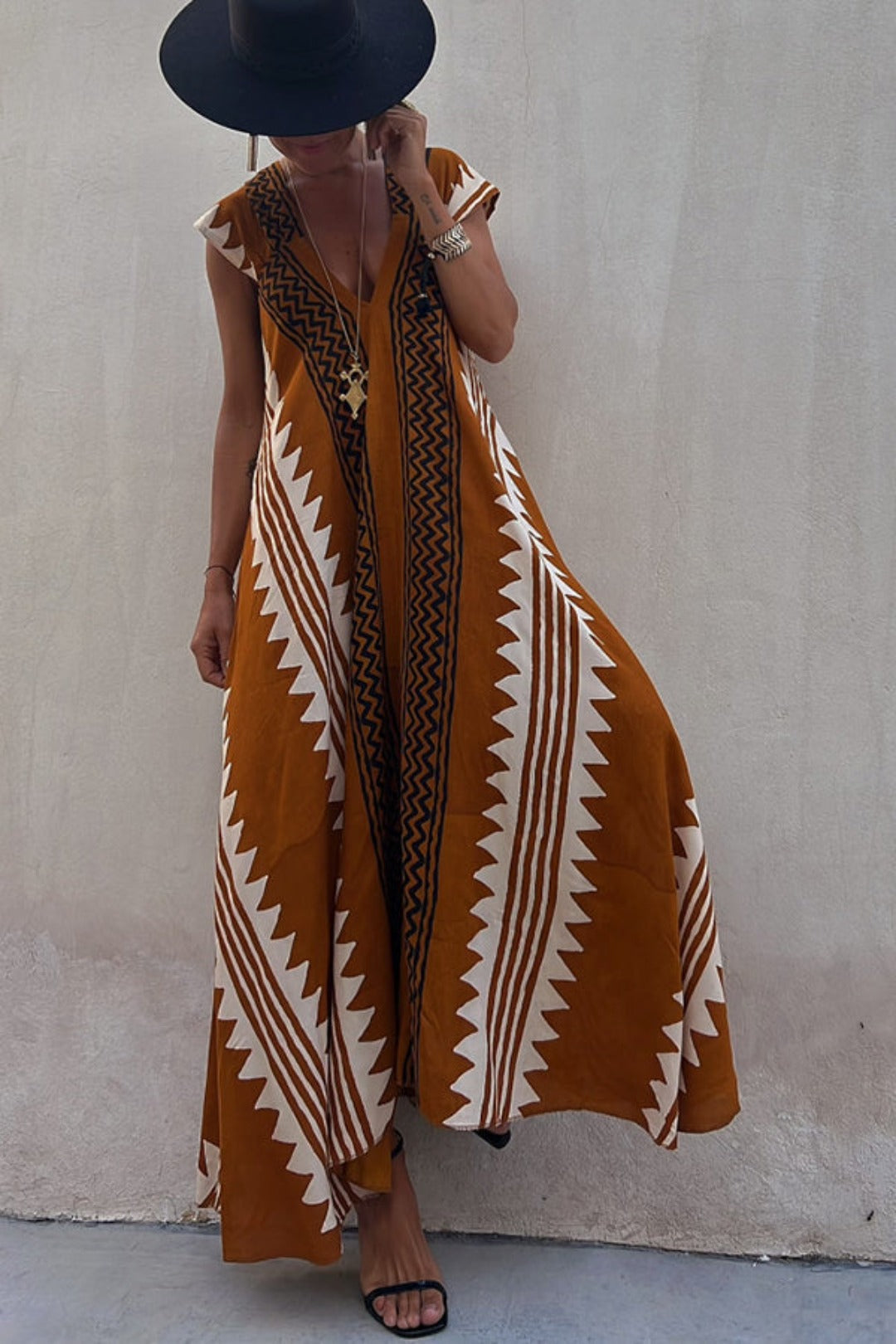 Effortlessly Elegant Dress with a Timeless Design