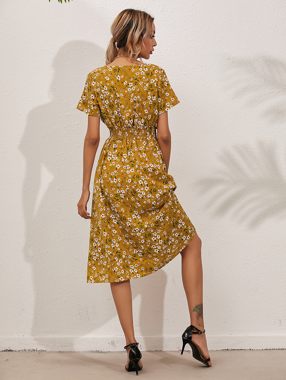 Beautifully Finished Dress in a Timeless Design