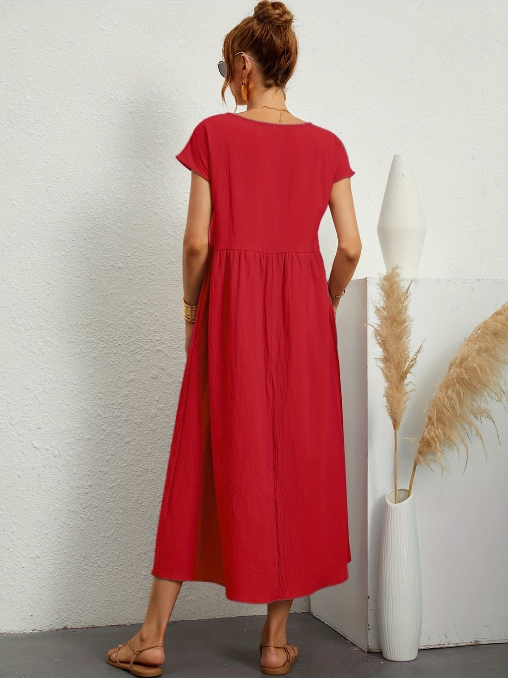 Effortlessly Elegant Dress with a Timeless Design