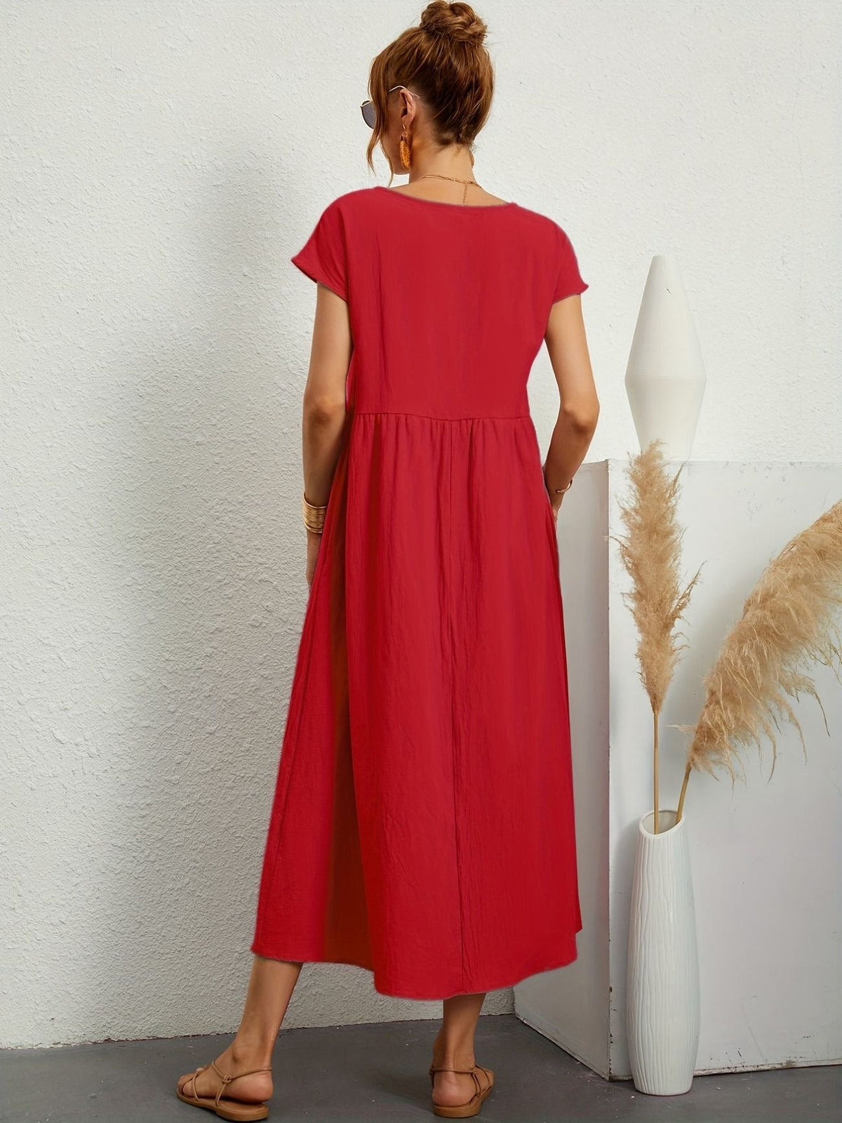 Effortlessly Elegant Dress with a Timeless Design