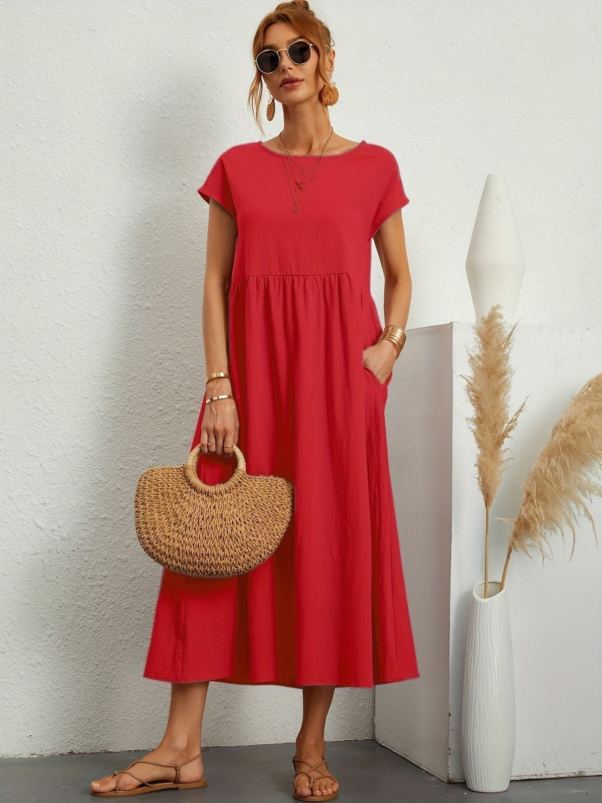 Effortlessly Elegant Dress with a Timeless Design