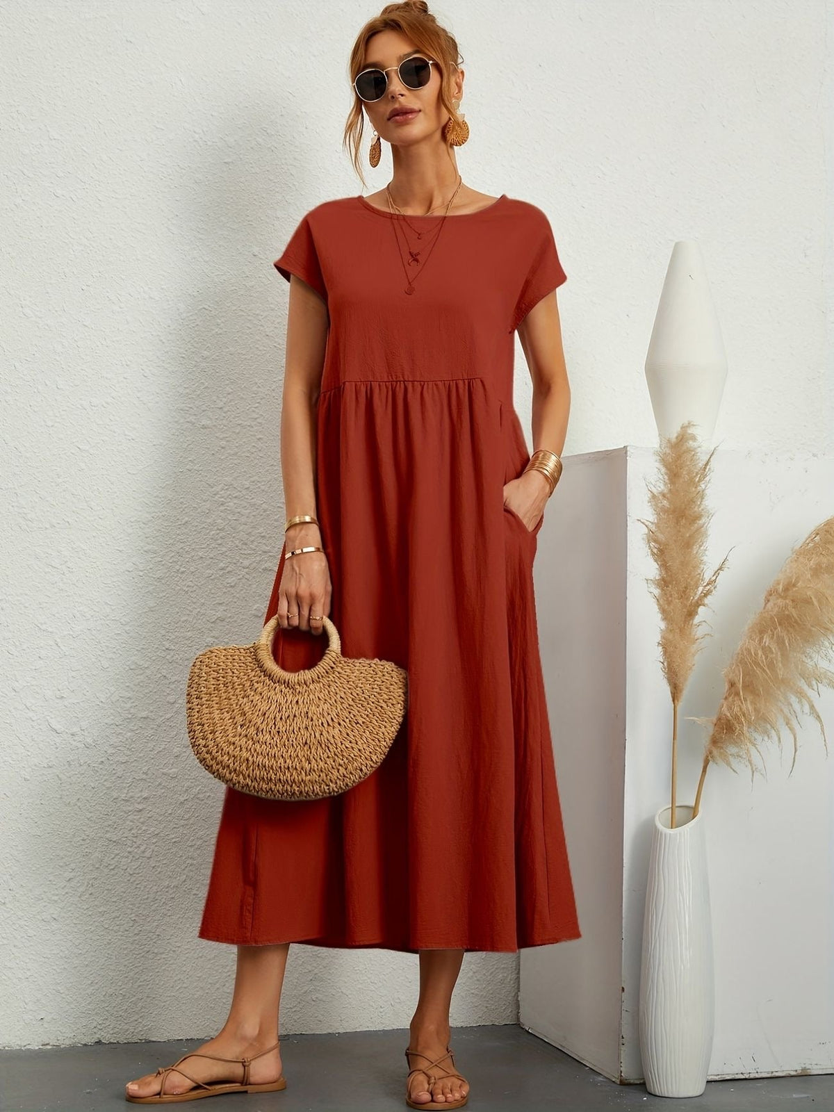 Effortlessly Elegant Dress with a Timeless Design