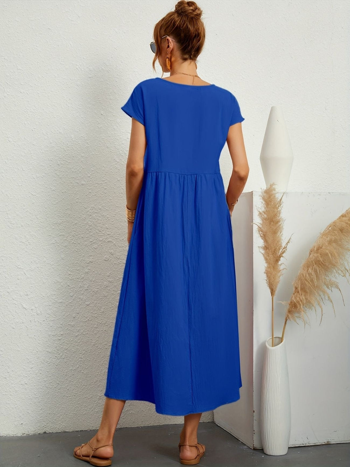 Effortlessly Elegant Dress with a Timeless Design