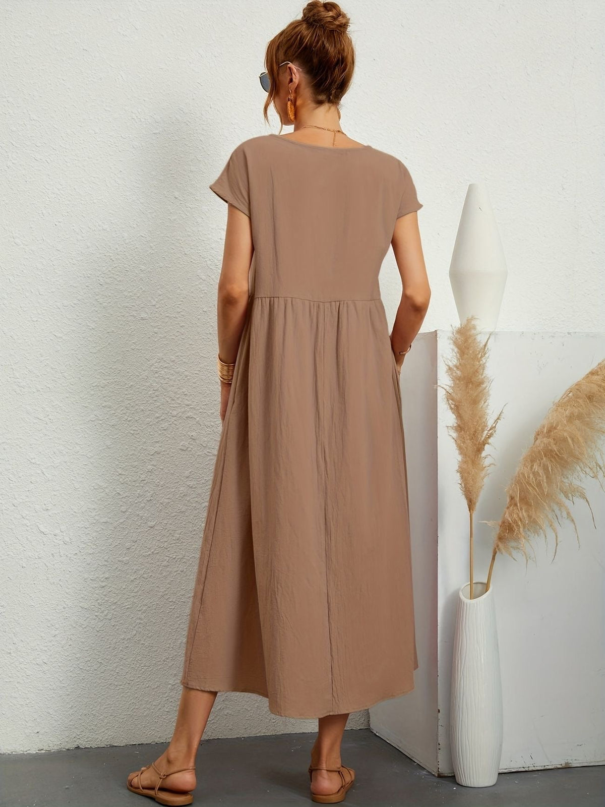 Effortlessly Elegant Dress with a Timeless Design