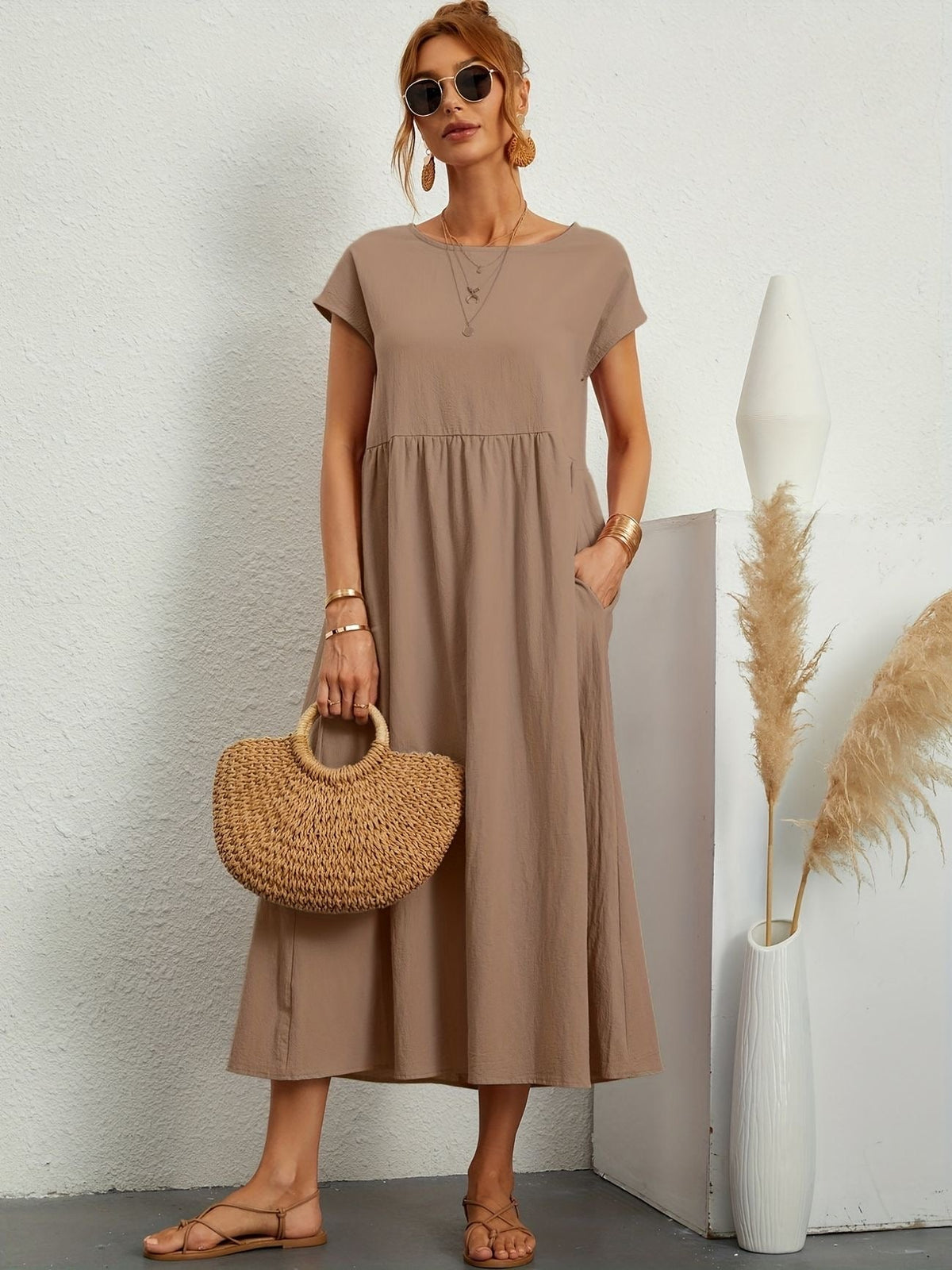 Effortlessly Elegant Dress with a Timeless Design