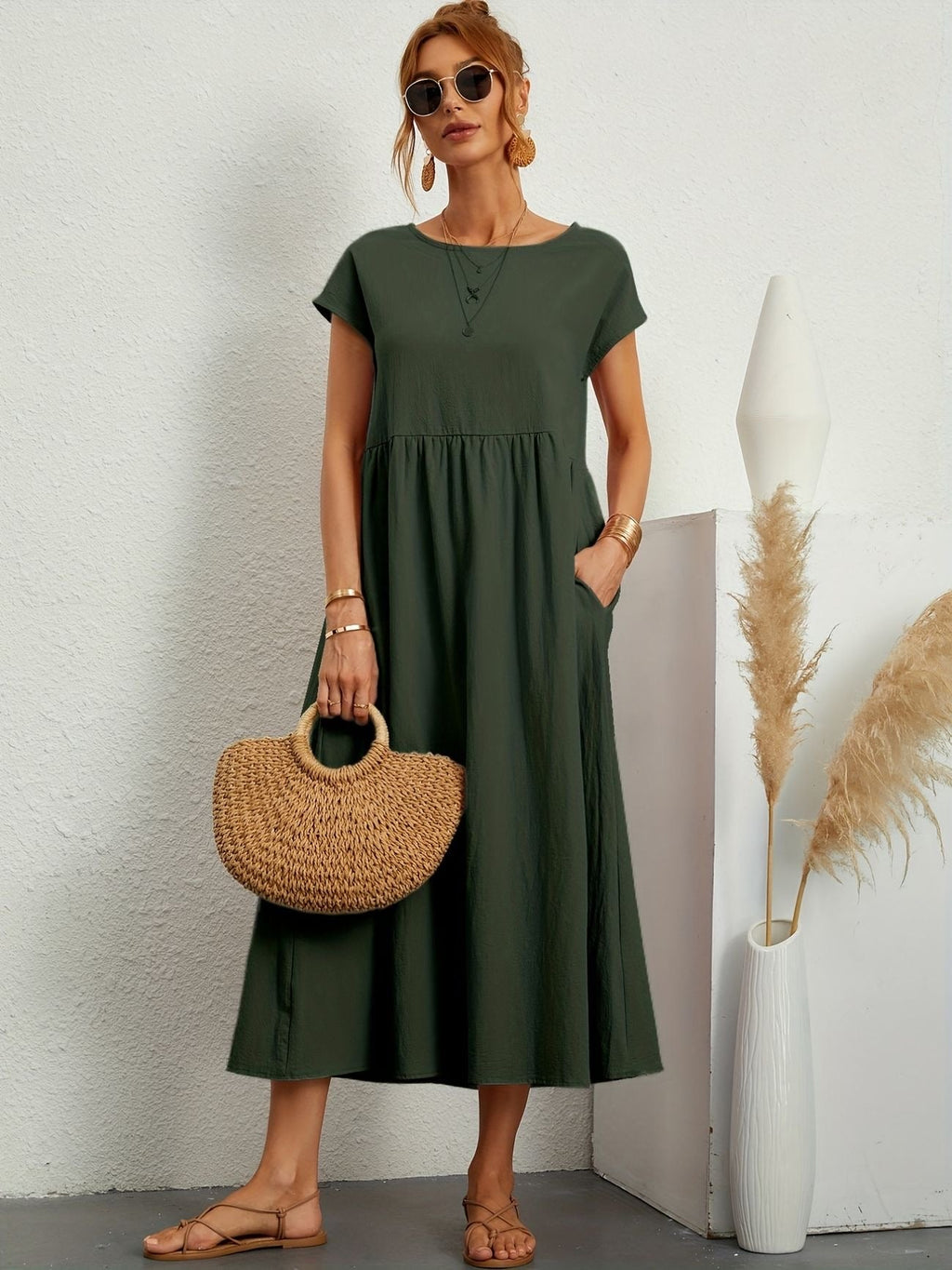 Effortlessly Elegant Dress with a Timeless Design