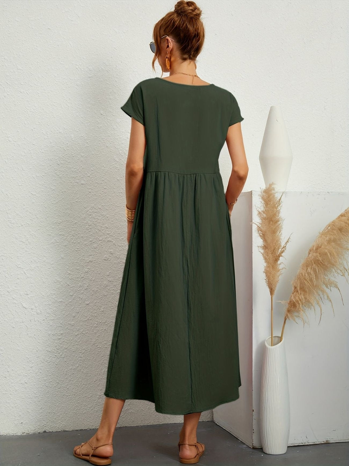 Effortlessly Elegant Dress with a Timeless Design
