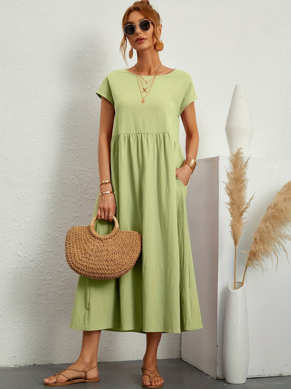 Effortlessly Elegant Dress with a Timeless Design