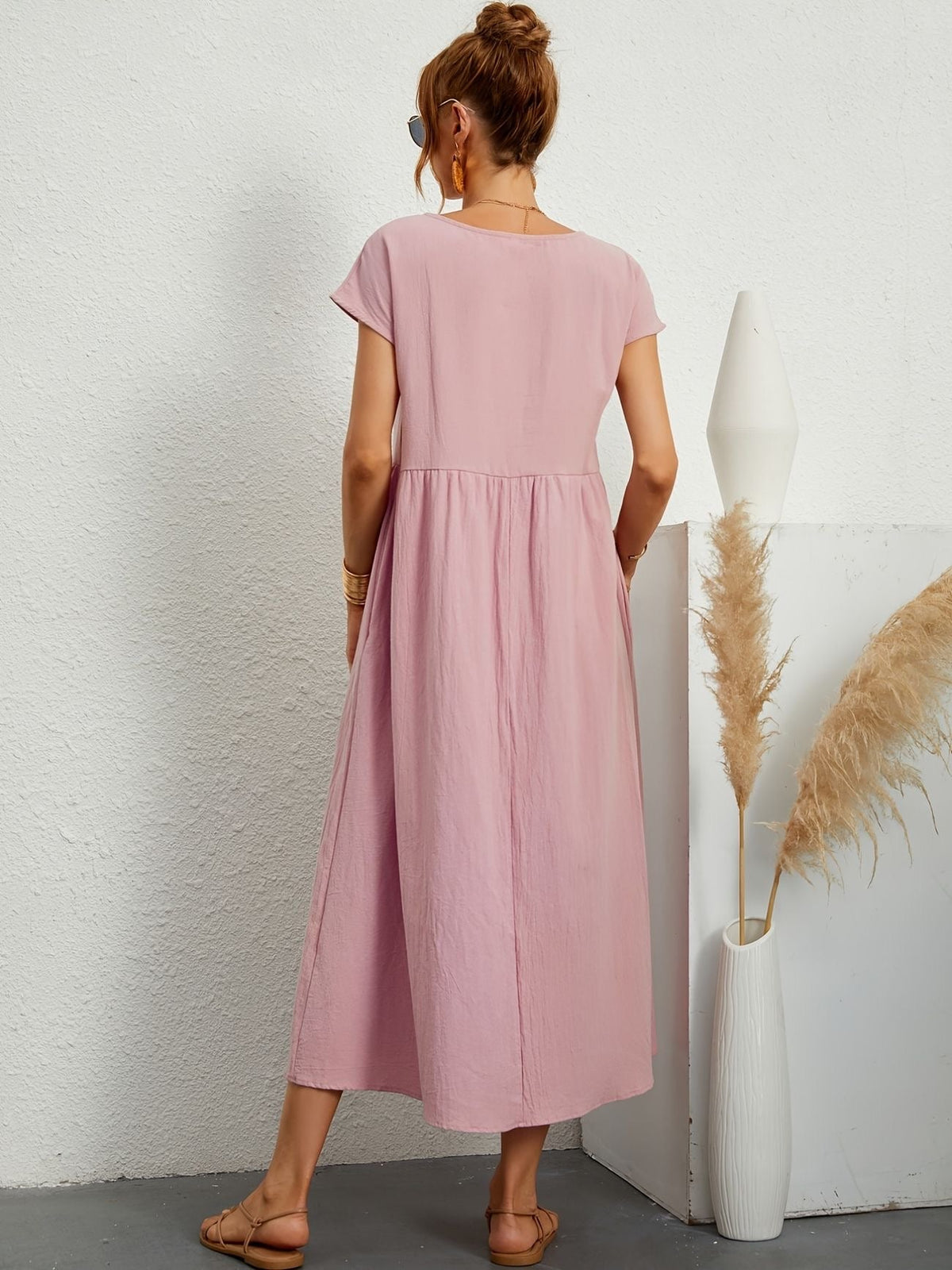 Effortlessly Elegant Dress with a Timeless Design