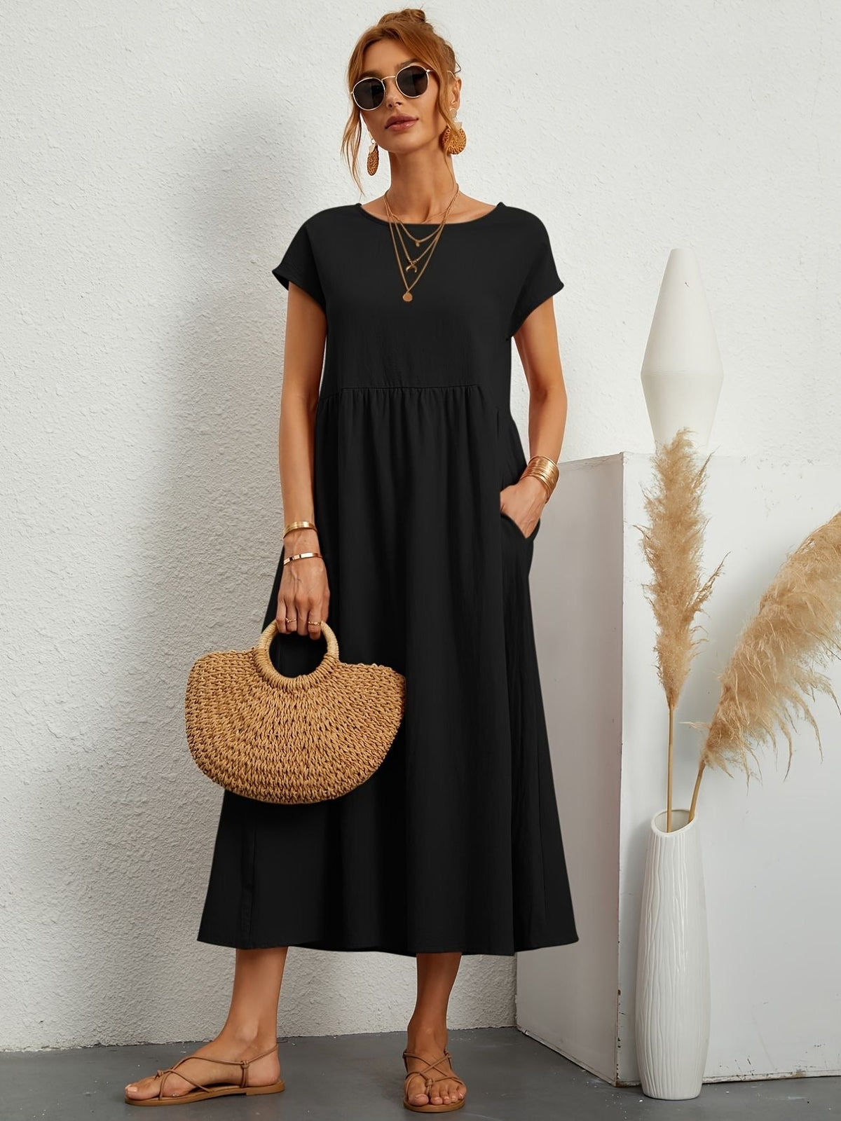 Effortlessly Elegant Dress with a Timeless Design