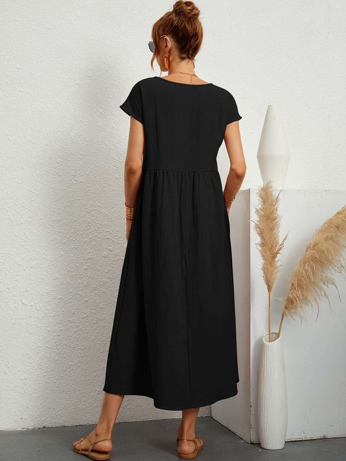 Effortlessly Elegant Dress with a Timeless Design
