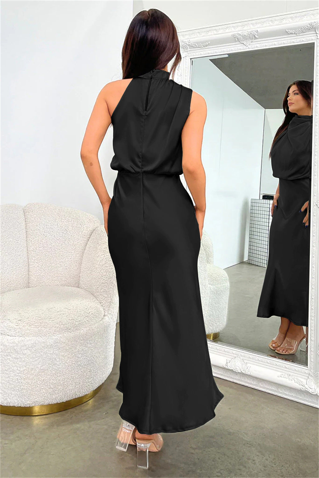 Beautifully Finished Dress in a Timeless Design