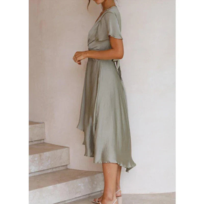 Beautifully Finished Dress in a Timeless Design
