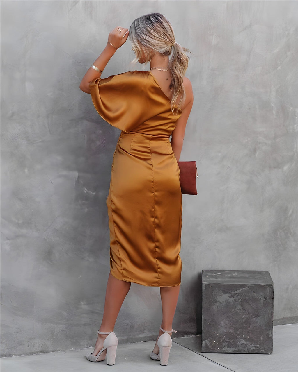 Beautifully Finished Dress in a Timeless Design