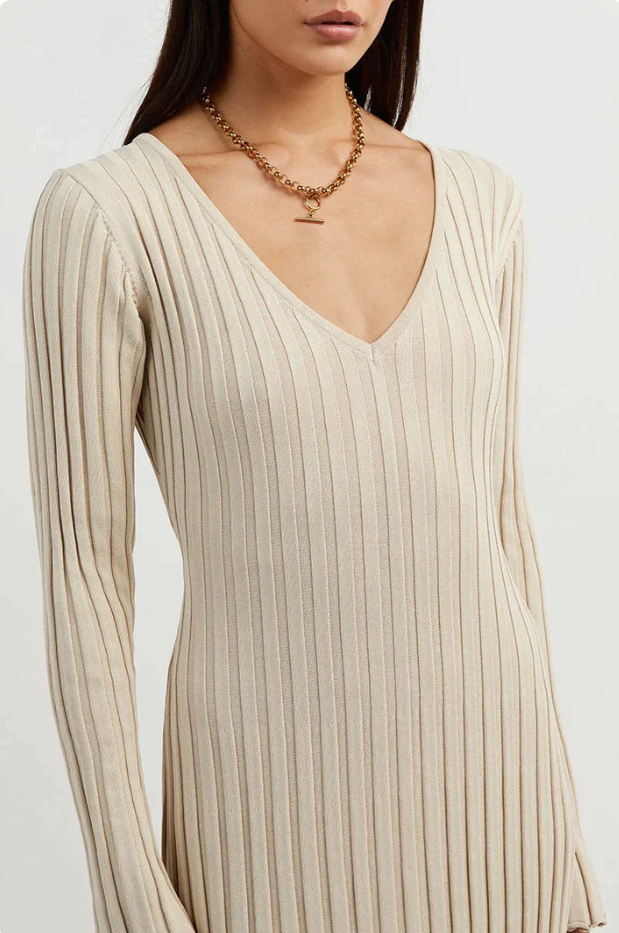 Effortlessly Elegant Dress with a Timeless Design