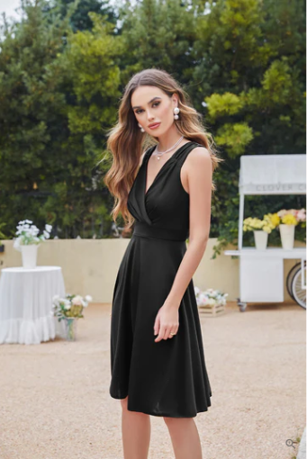 Beautifully Finished Dress in a Timeless Design