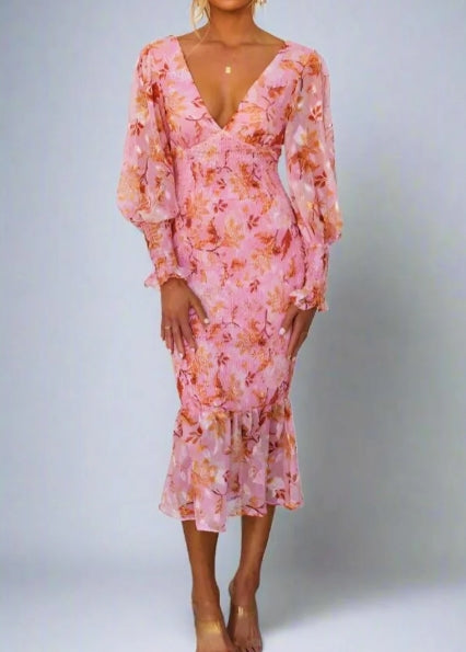Well Tailored Dress with a Graceful Silhouette