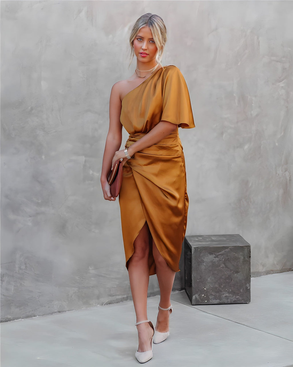 Well Tailored Dress with a Graceful Silhouette