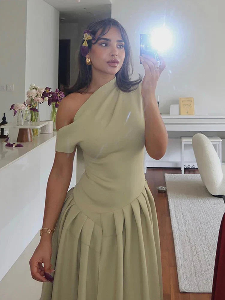 Beautifully Finished Dress in a Timeless Design