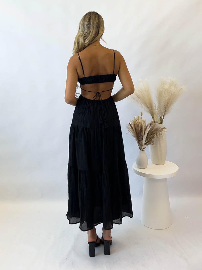 Effortlessly Elegant Dress with a Timeless Design