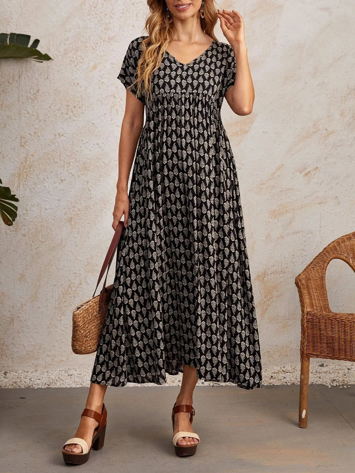 Effortlessly Elegant Dress with a Timeless Design