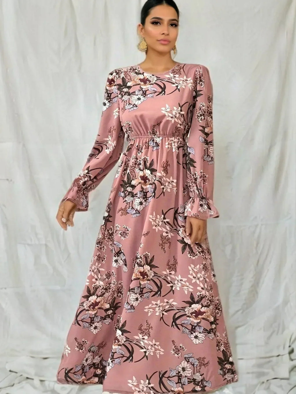 Beautifully Finished Dress in a Timeless Design