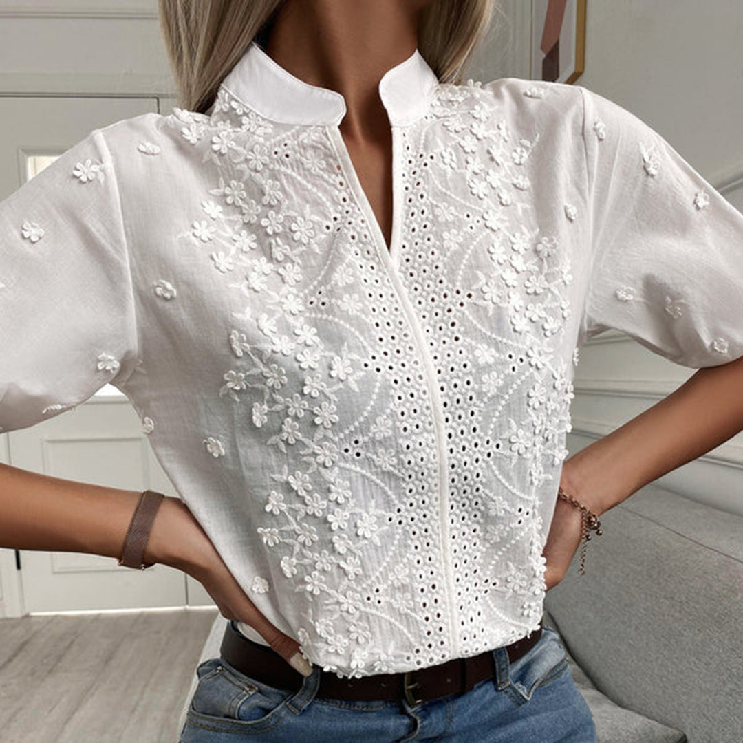 Effortlessly Elegant Blouse with a Timeless Design