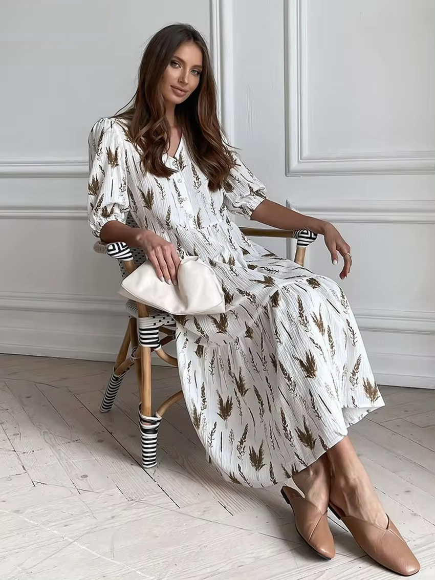 Effortlessly Elegant Dress with a Timeless Design