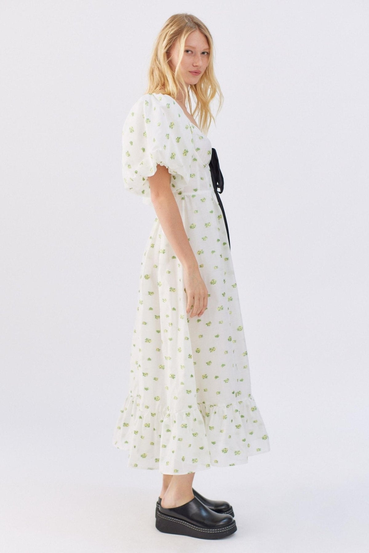 Beautifully Finished Dress in a Timeless Design