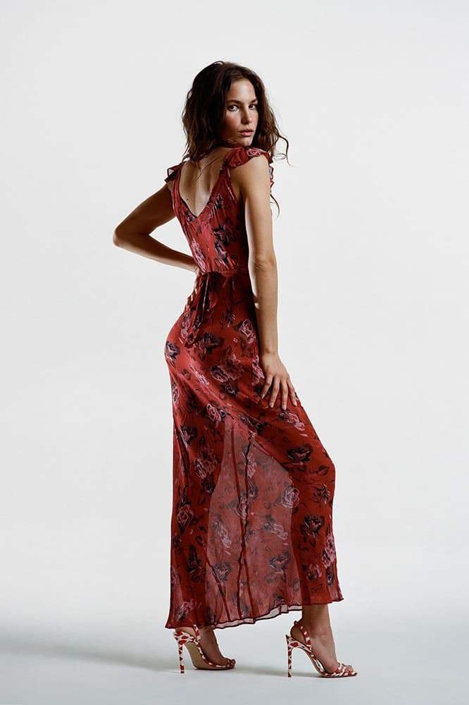 Beautifully Finished Dress in a Timeless Design
