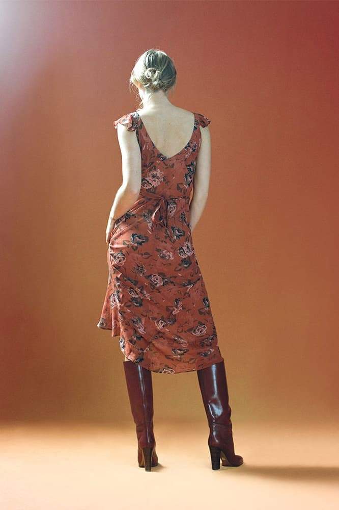 Beautifully Finished Dress in a Timeless Design