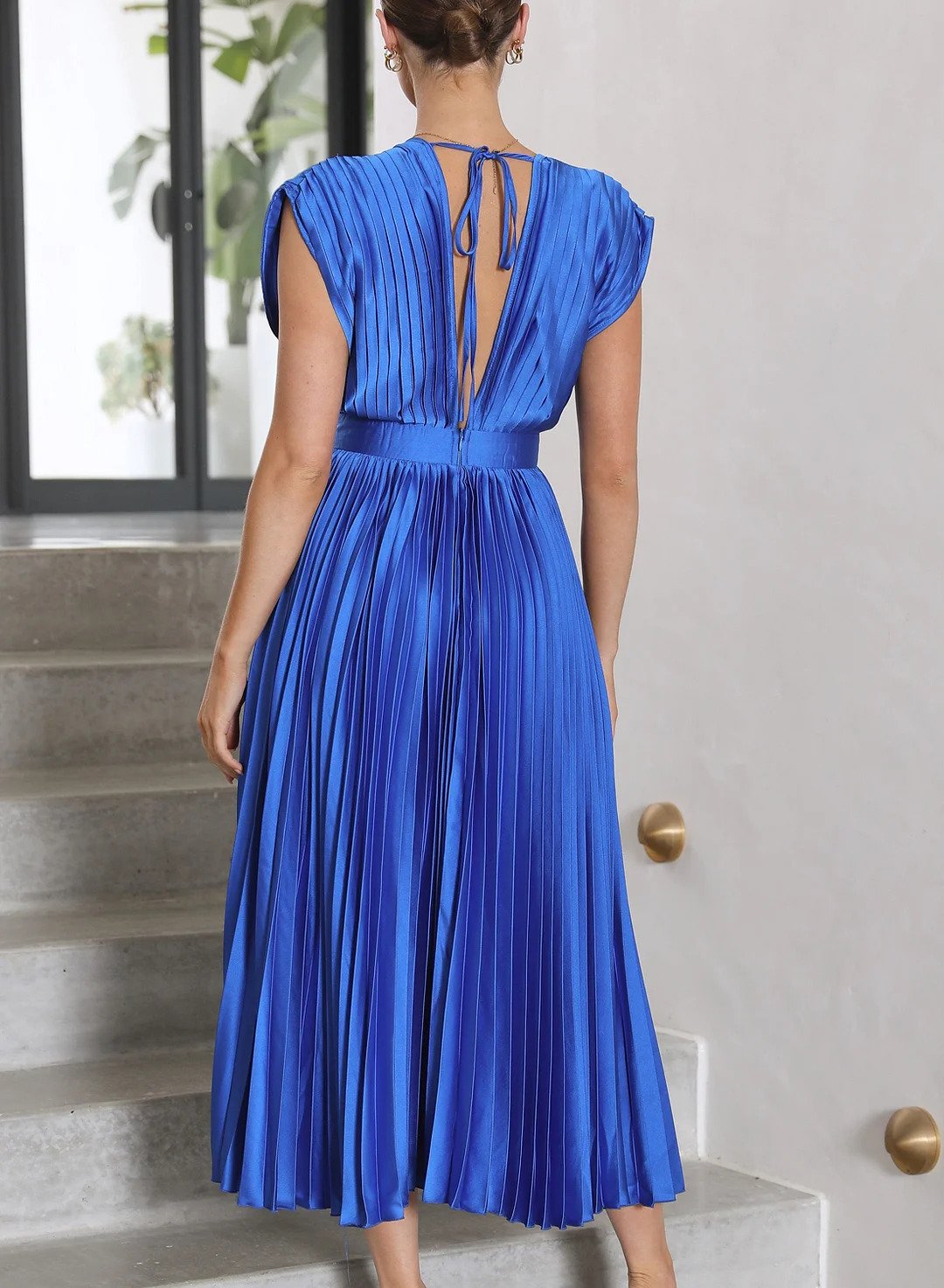 Effortlessly Elegant Dress with a Timeless Design