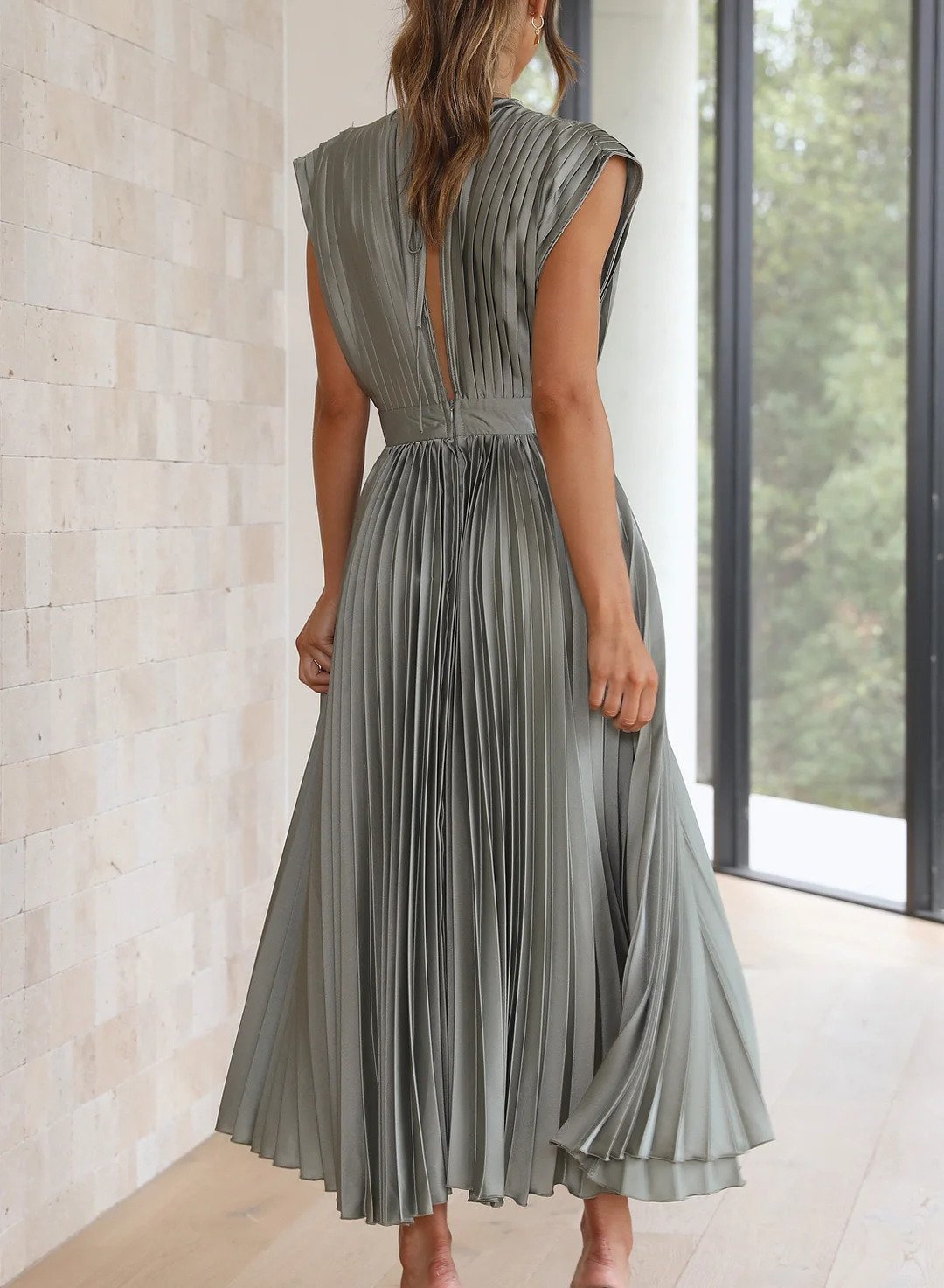 Effortlessly Elegant Dress with a Timeless Design