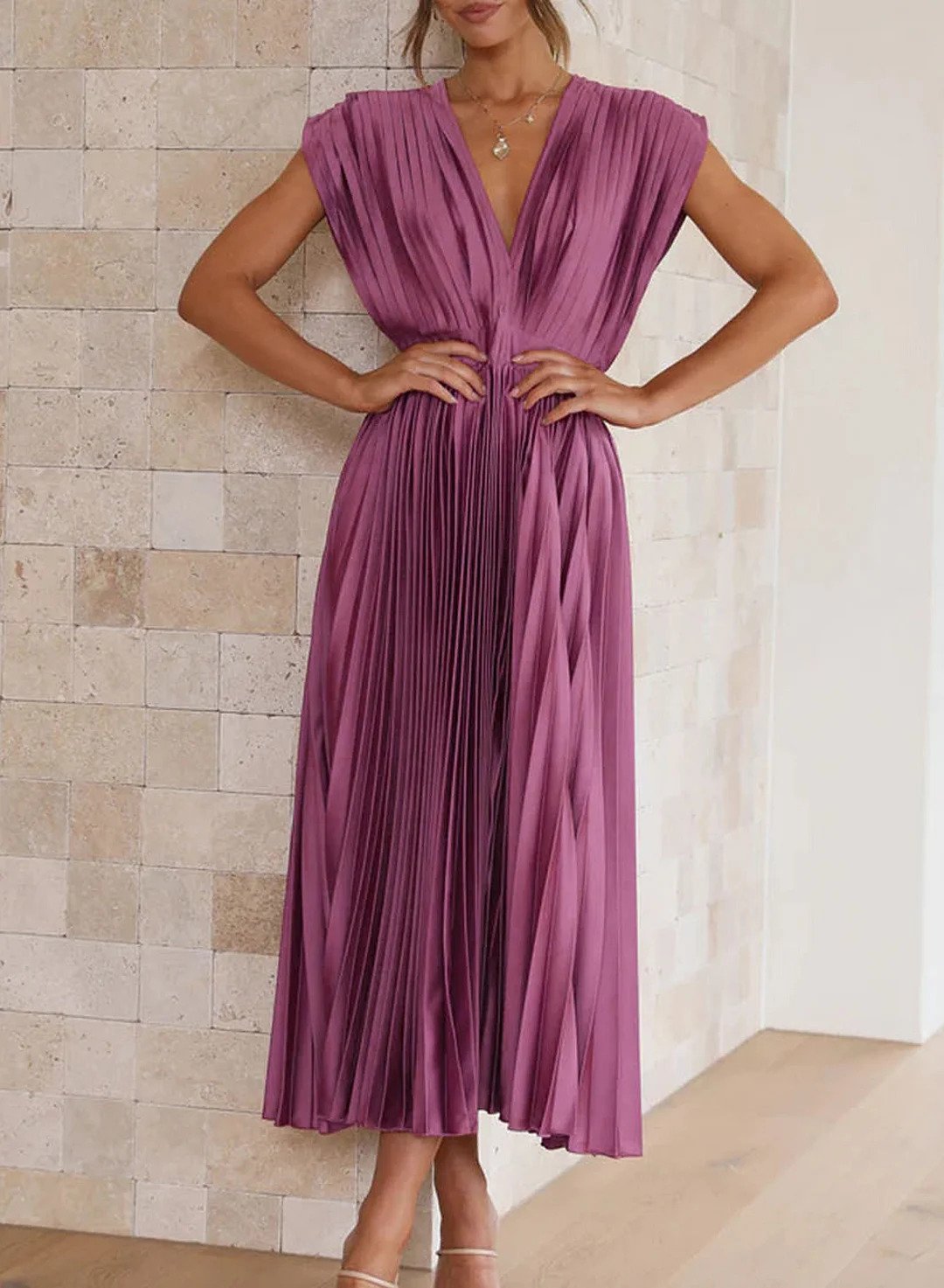 Effortlessly Elegant Dress with a Timeless Design