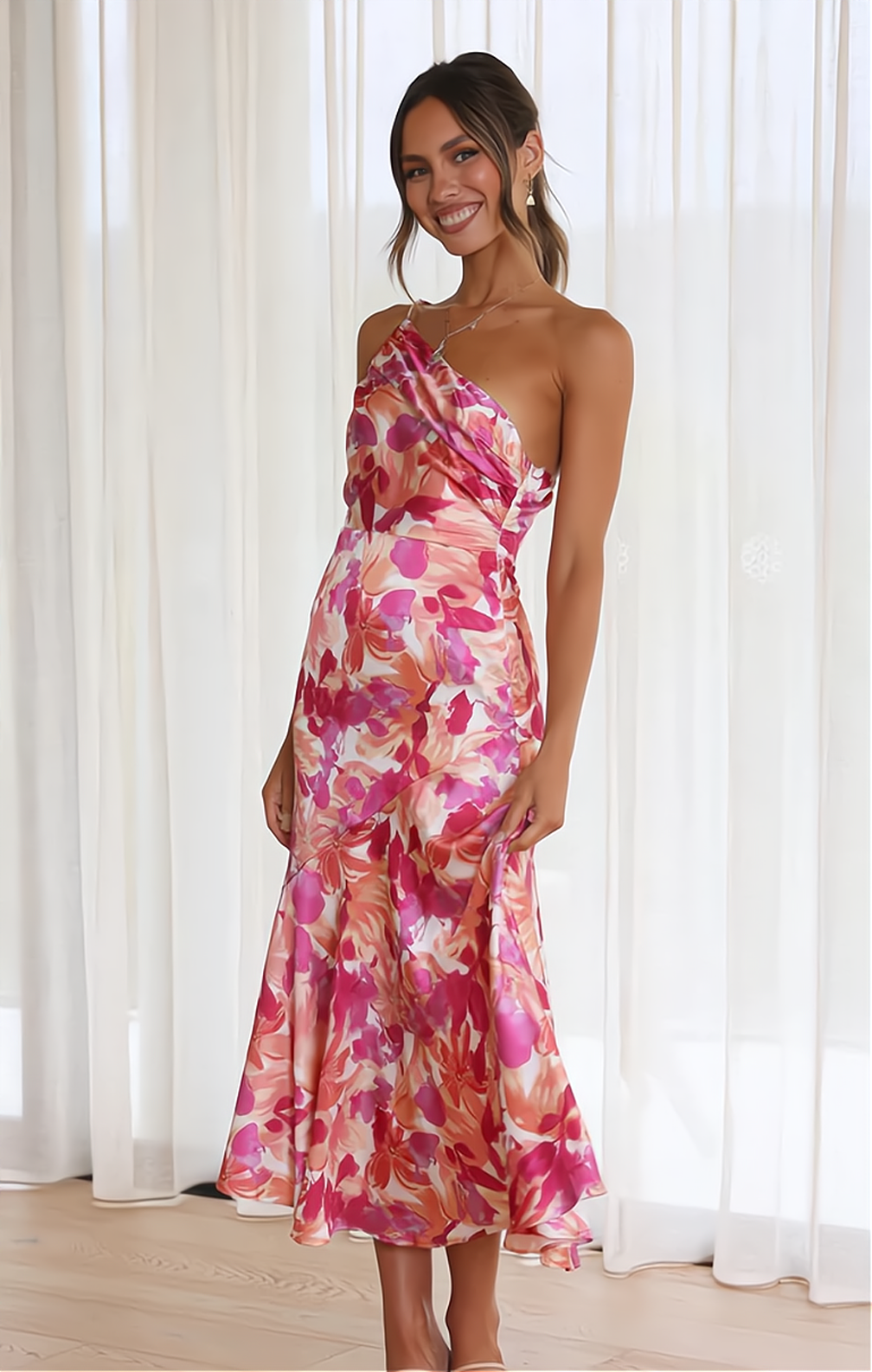 Beautifully Finished Dress in a Timeless Design