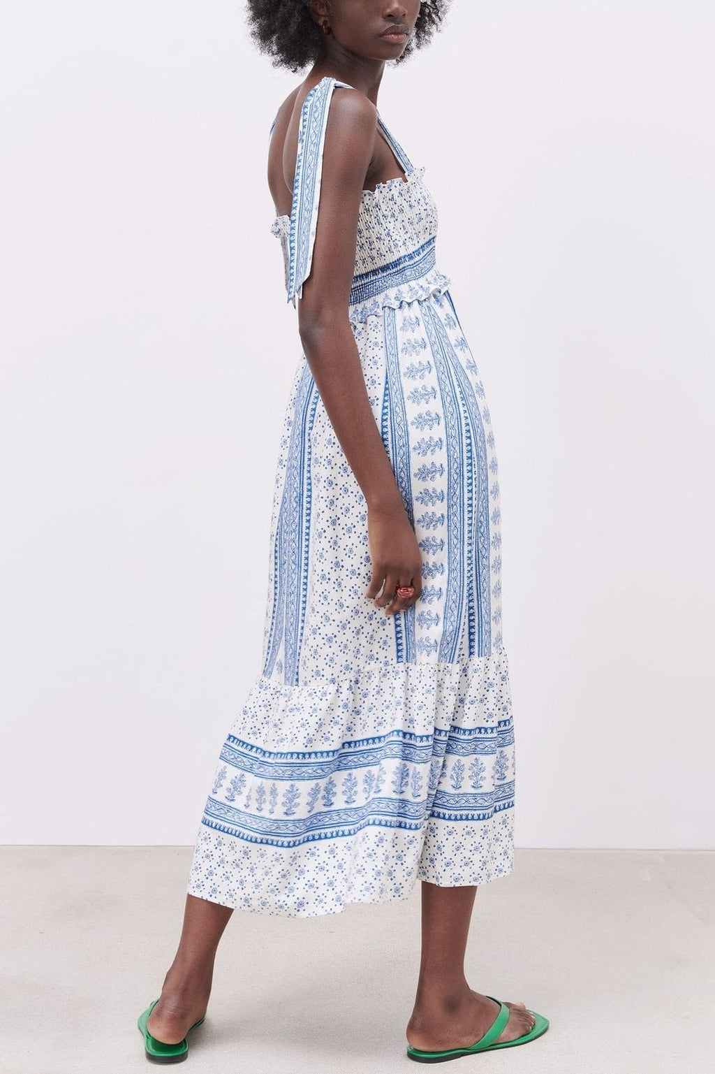 Beautifully Finished Dress in a Timeless Design