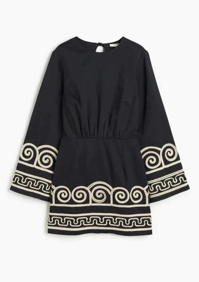 Well Tailored Dress with a Graceful Silhouette