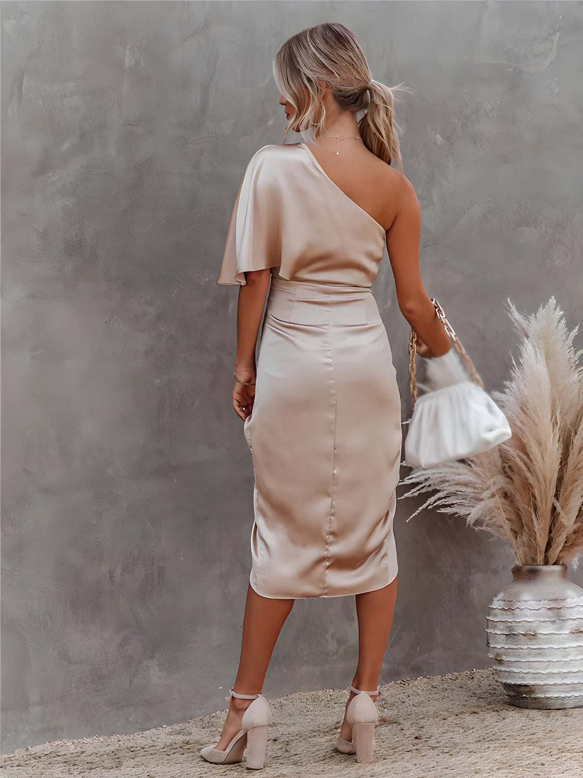 Effortlessly Elegant Dress with a Timeless Design
