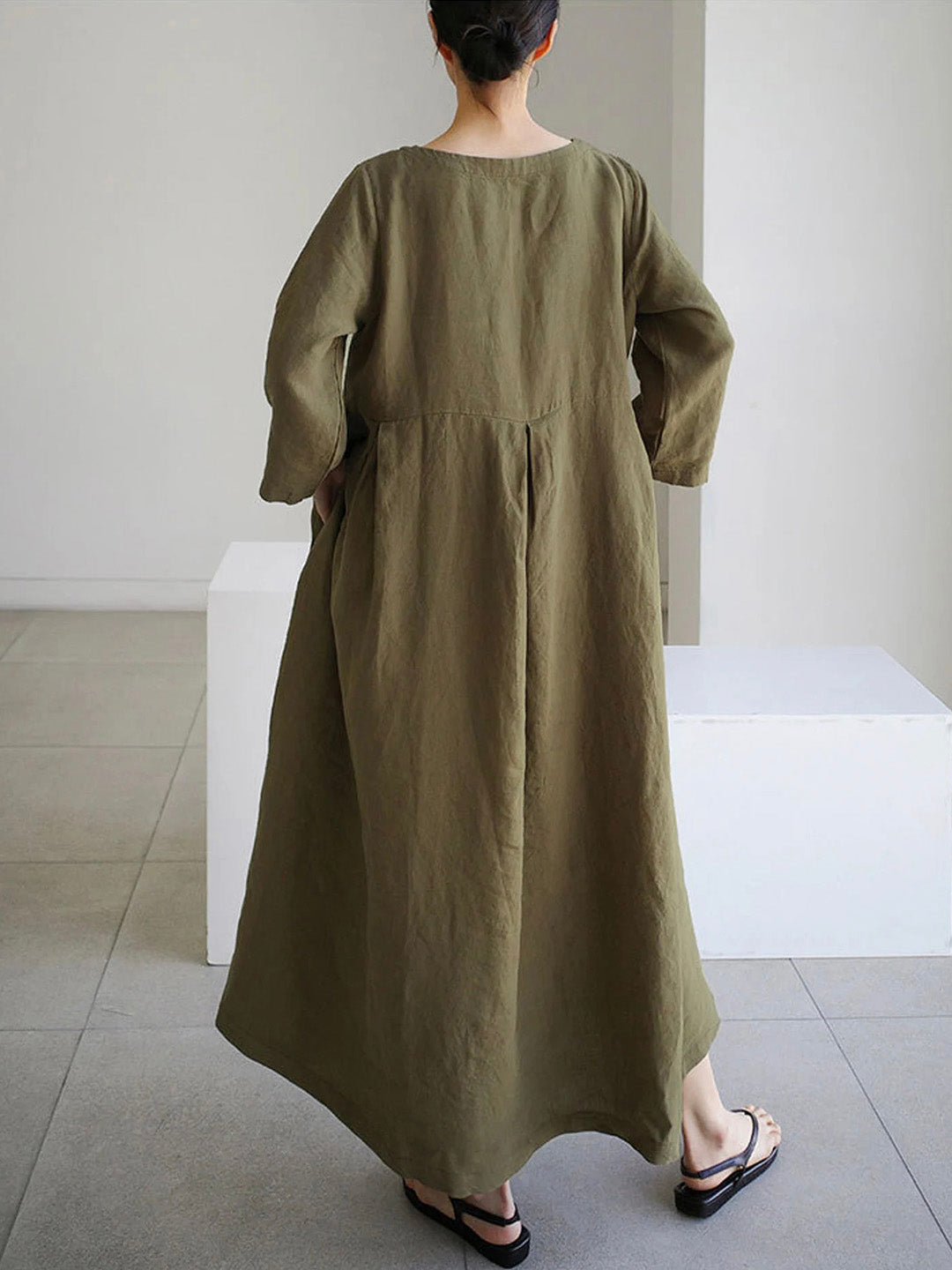 Beautifully Finished Dress in a Timeless Design