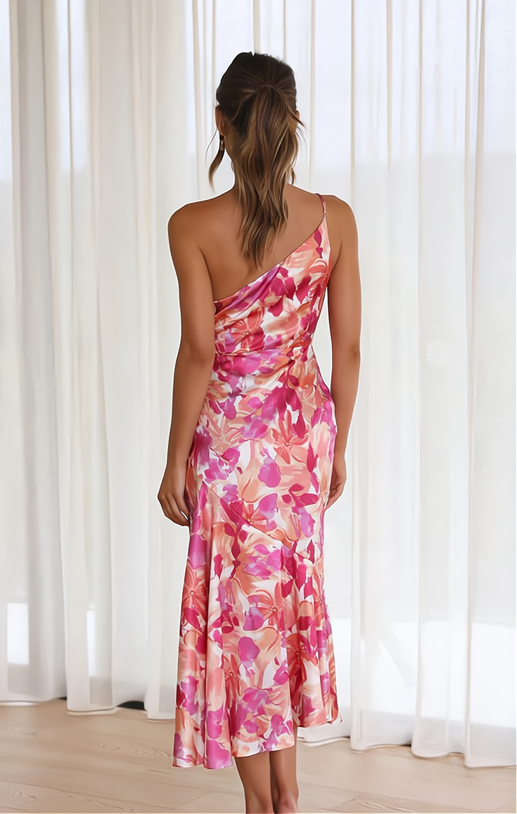 Beautifully Finished Dress in a Timeless Design